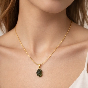 Stříbrný přívěsek s velkým broušeným vltavínem Cangura