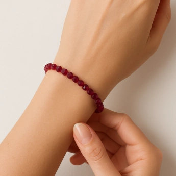 Rubínový náramek z fasetovaných korálků