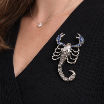 Luxusní bižuterní brož Štír s modrými kameny