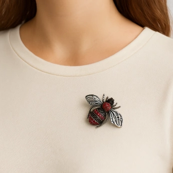 Brož chroust s červenými krystaly