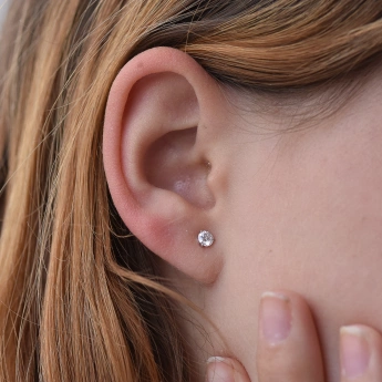 Stříbrné náušnice pecky s moissanitem Nancia 4 mm