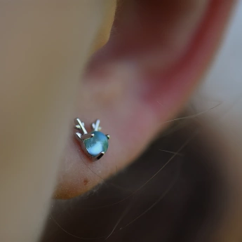 Stříbrné náušnice s modrým zirkonem sobíci Vortex