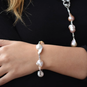 Náramek říční perly s přívěškem motýlka Tesa