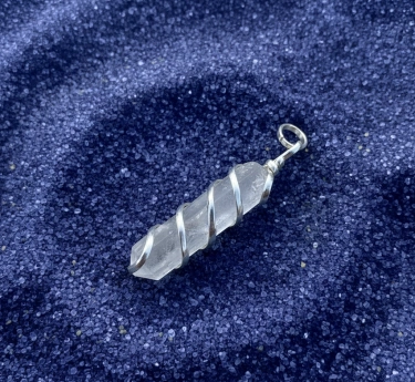 Ručně vyrobený přívěsek s křišťálem Virral