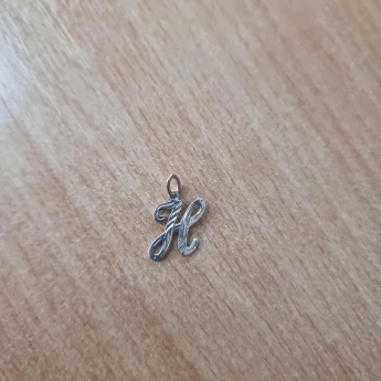 Stříbrný přívěsek písmeno s rytím