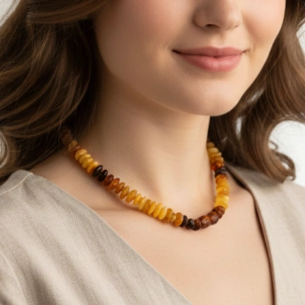 Náhrdelník jantar medově žlutý Mája