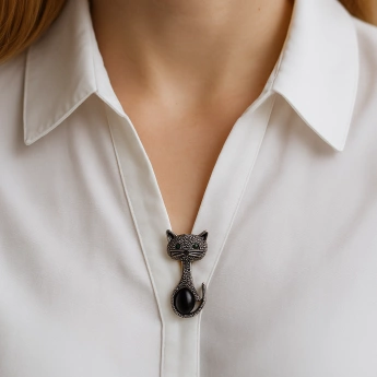 Stříbrná brož Kočka s onyxem a zelenýma očima