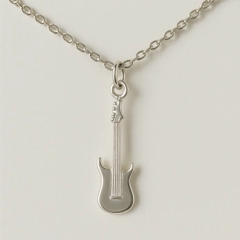 Stříbrný přívěsek kytara na karabinu Fender