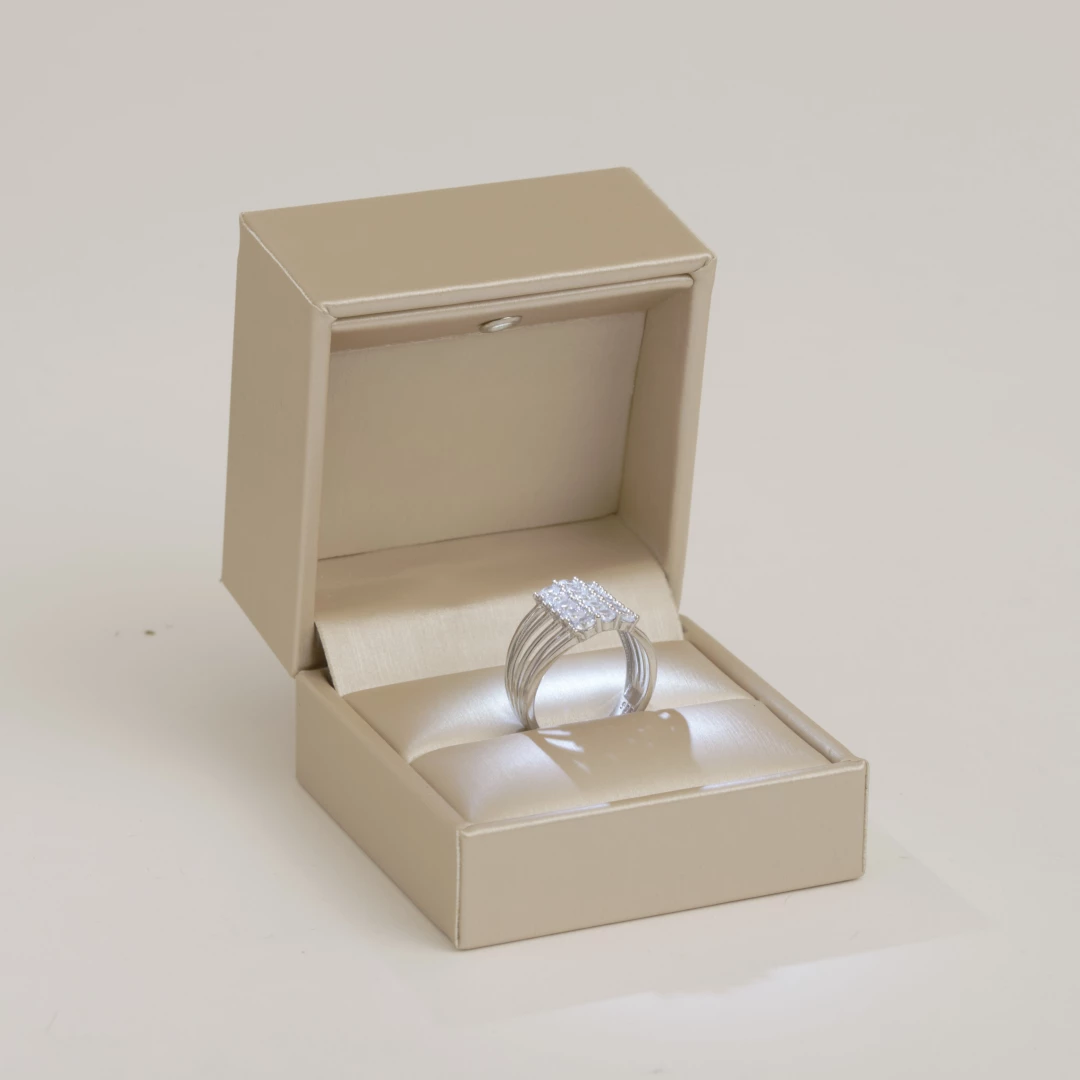 Luxusní krabička na prsten svítící