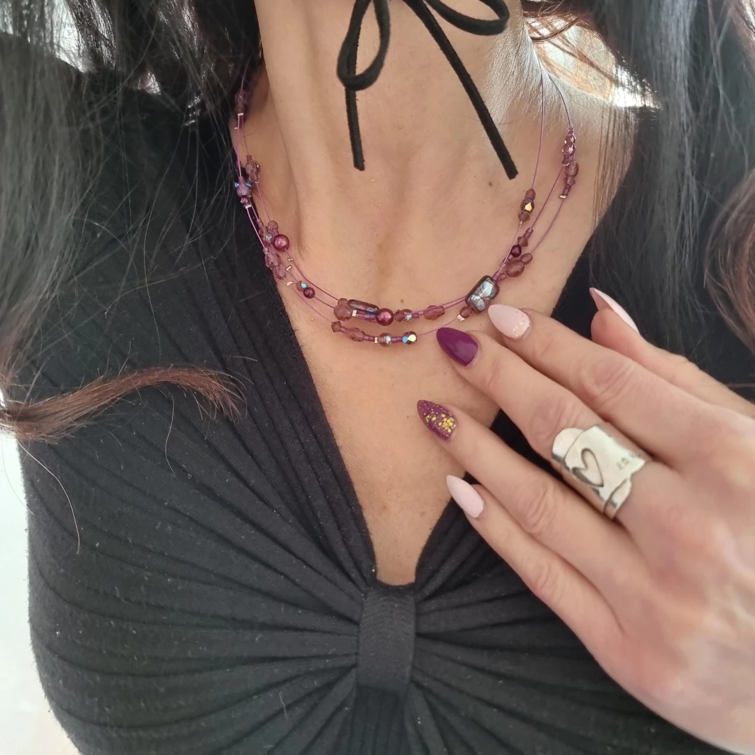 Půvabný fialový náhrdelník s kamínky