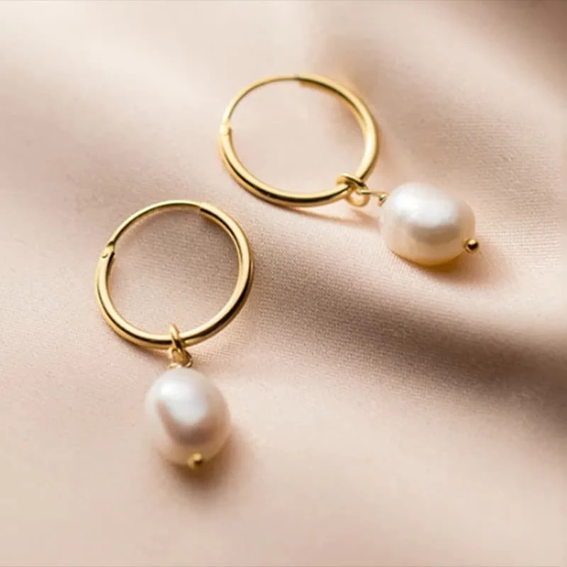 Zlacené kruhové náušnice s perlou