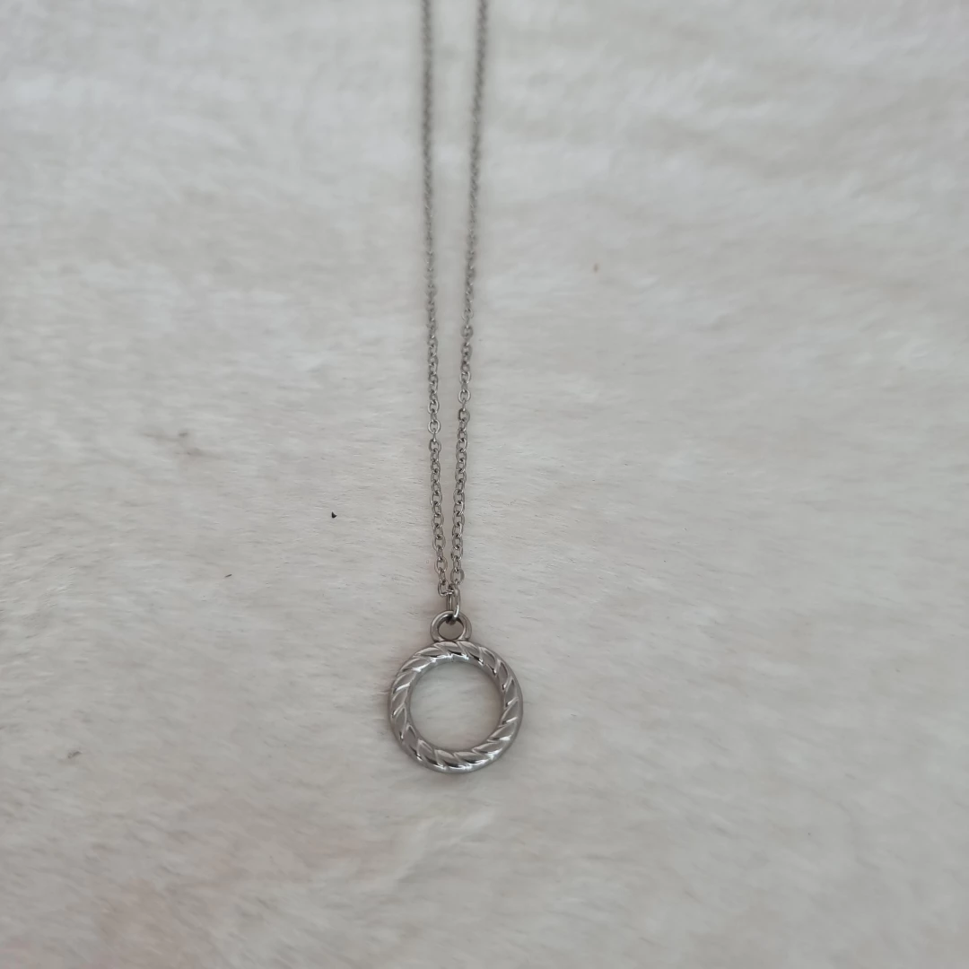 Ocelový náhrdelník se zapleteným kruhem