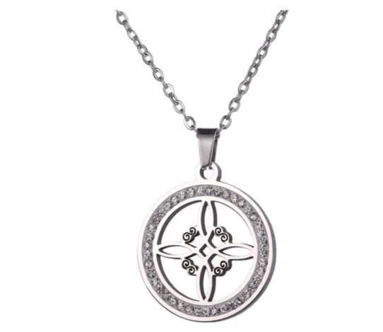 Ocelový náhrdelník se zirkony a motivem amuletu