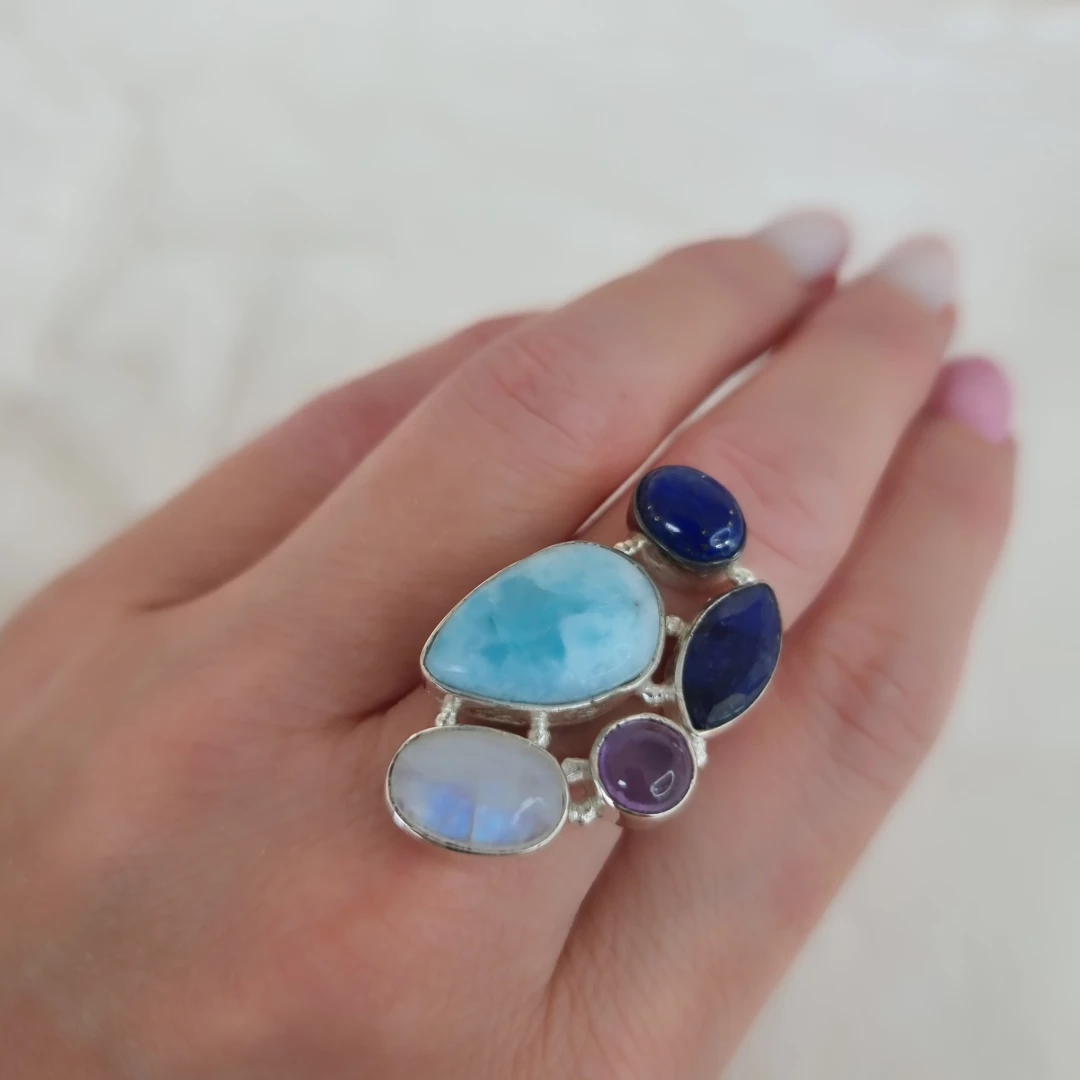 Stříbrný prsten s larimarem, měsíčním kamenem, ametystem a lapisem lazuli Grand 61