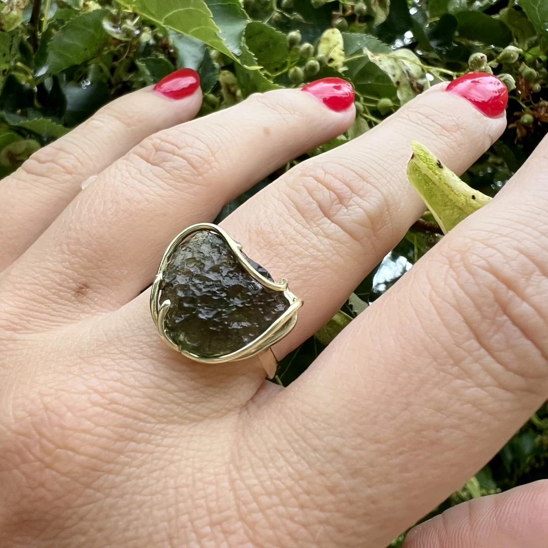 Zlatý prsten se surovým vltavínem Kalli