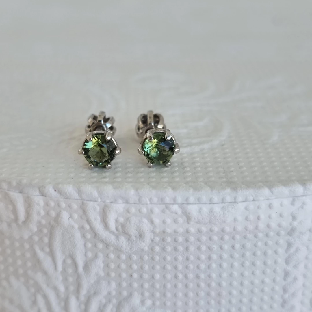 Stříbrné náušnice granát/almandin Ardys Vltavín, rhodiování