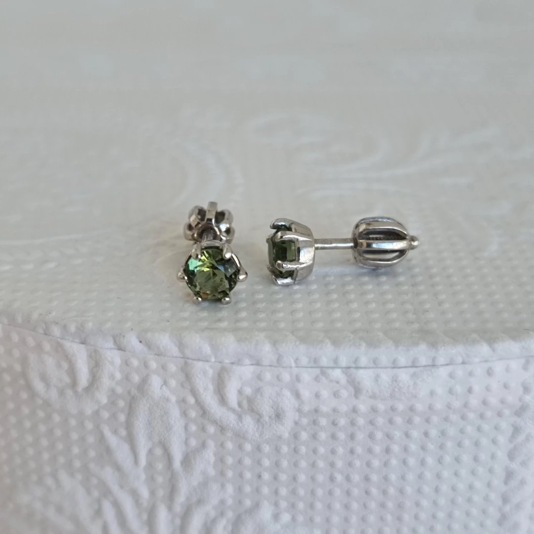 Stříbrné náušnice granát/almandin Ardys Vltavín, rhodiování