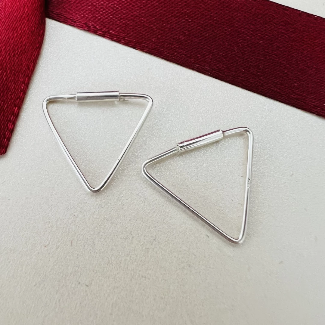Minimalistické stříbrné náušnice trojúhelníky