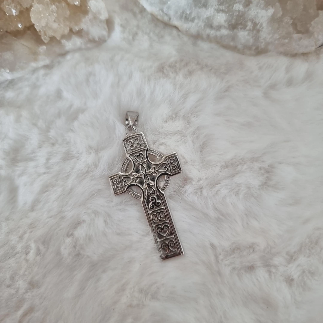 Stříbrný kříž zdobený