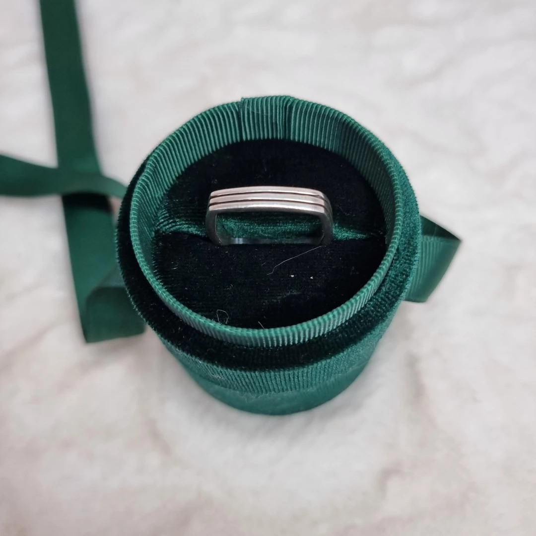 Stříbrný obdélníkový prsten s rytím