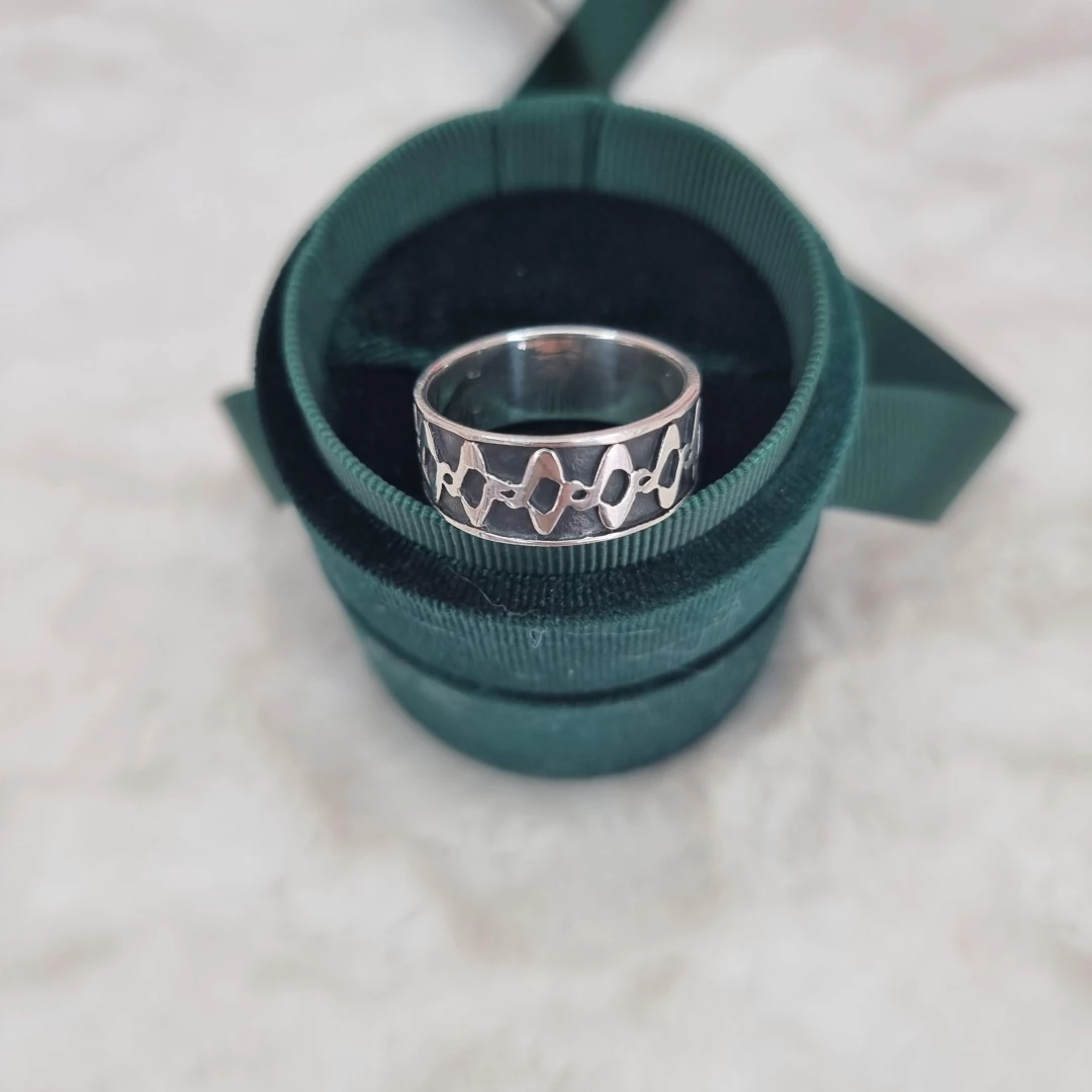 Masivní stříbrný prsten s patinou