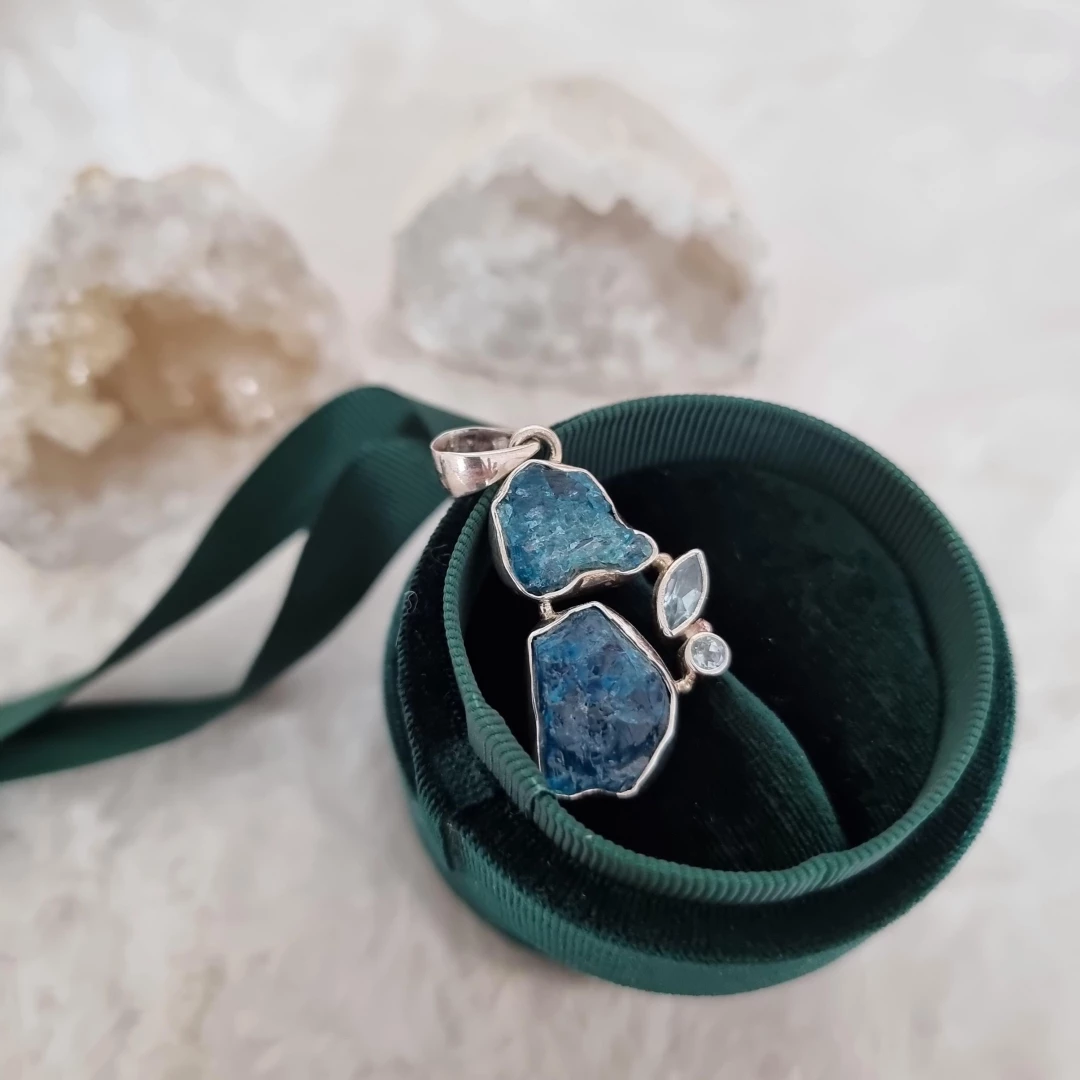 Stříbrný přívěsek s distenem a akvamarínem Dancing