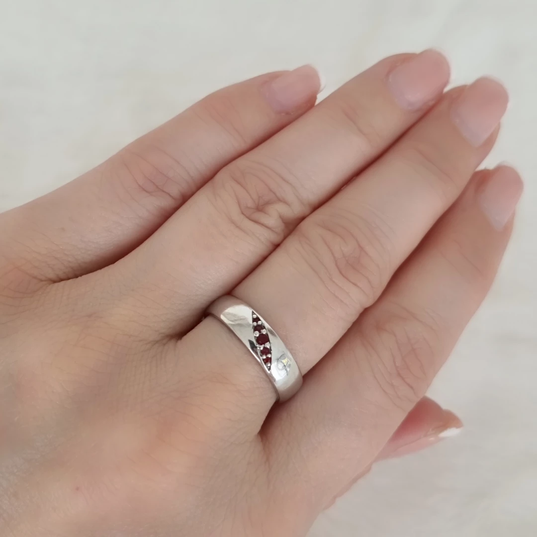 Stříbrný prsten s českým granátem Cassi