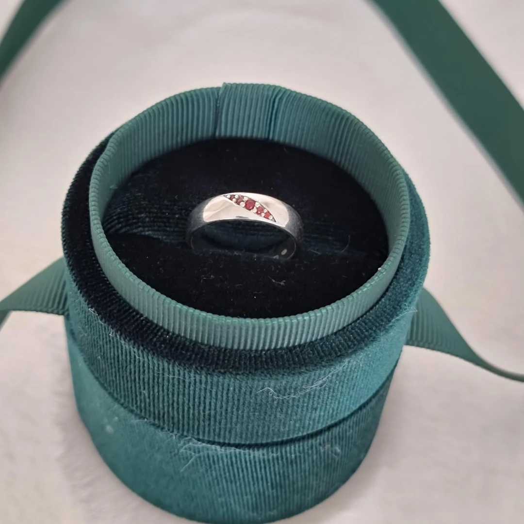 Stříbrný prsten s českým granátem Cassi