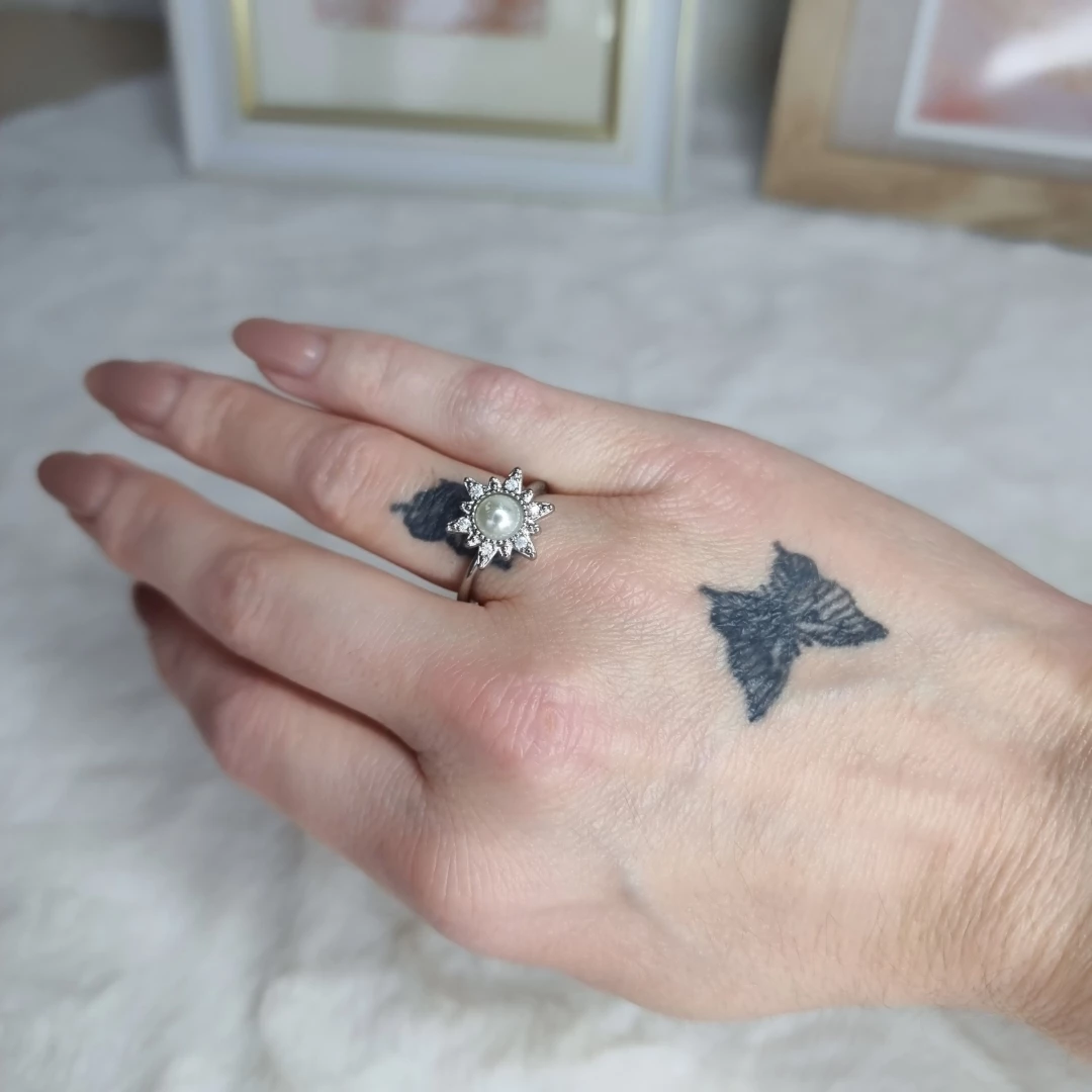 Stříbrný prsten s kytičkou