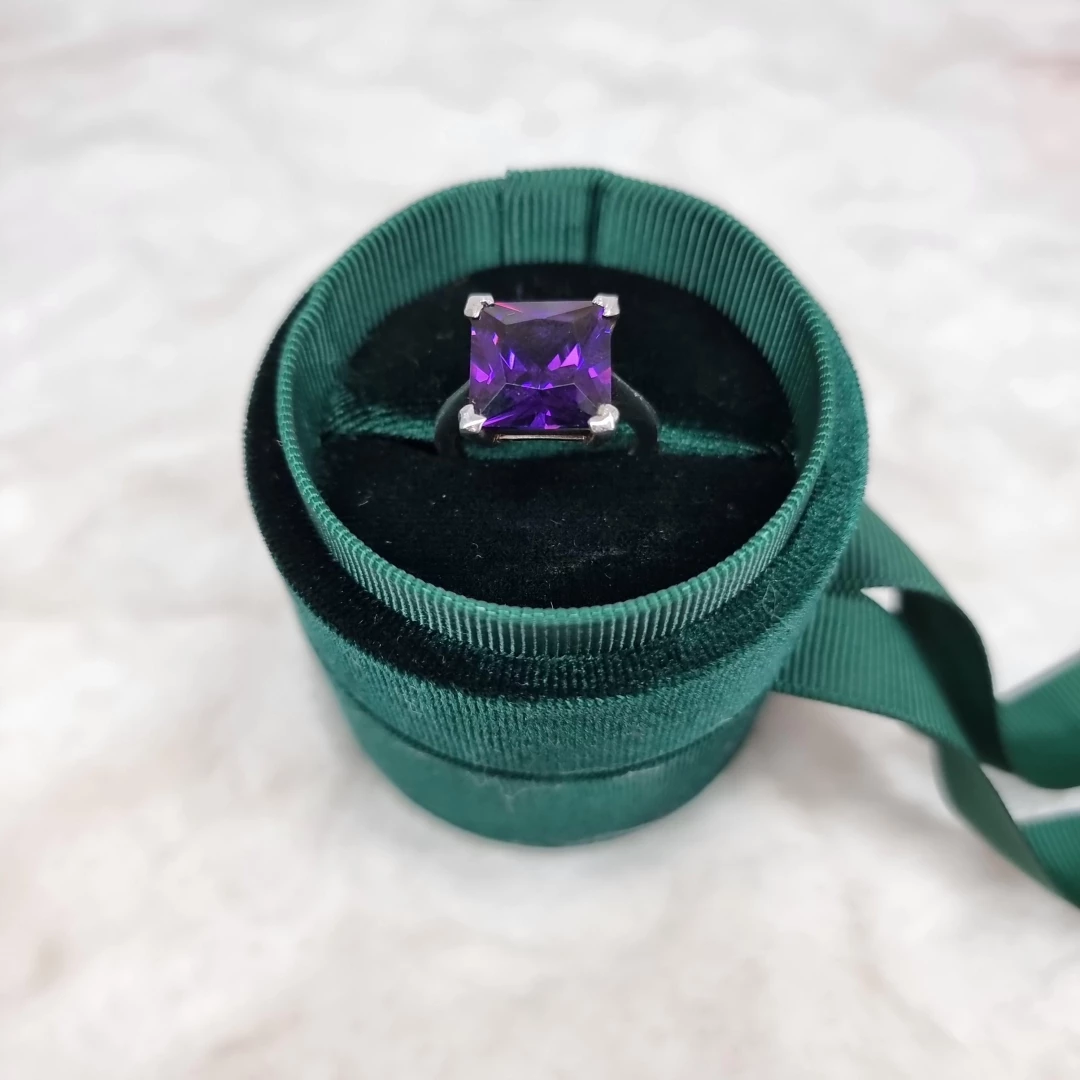 Stříbrný prsten s masivním fialovým zirkonem