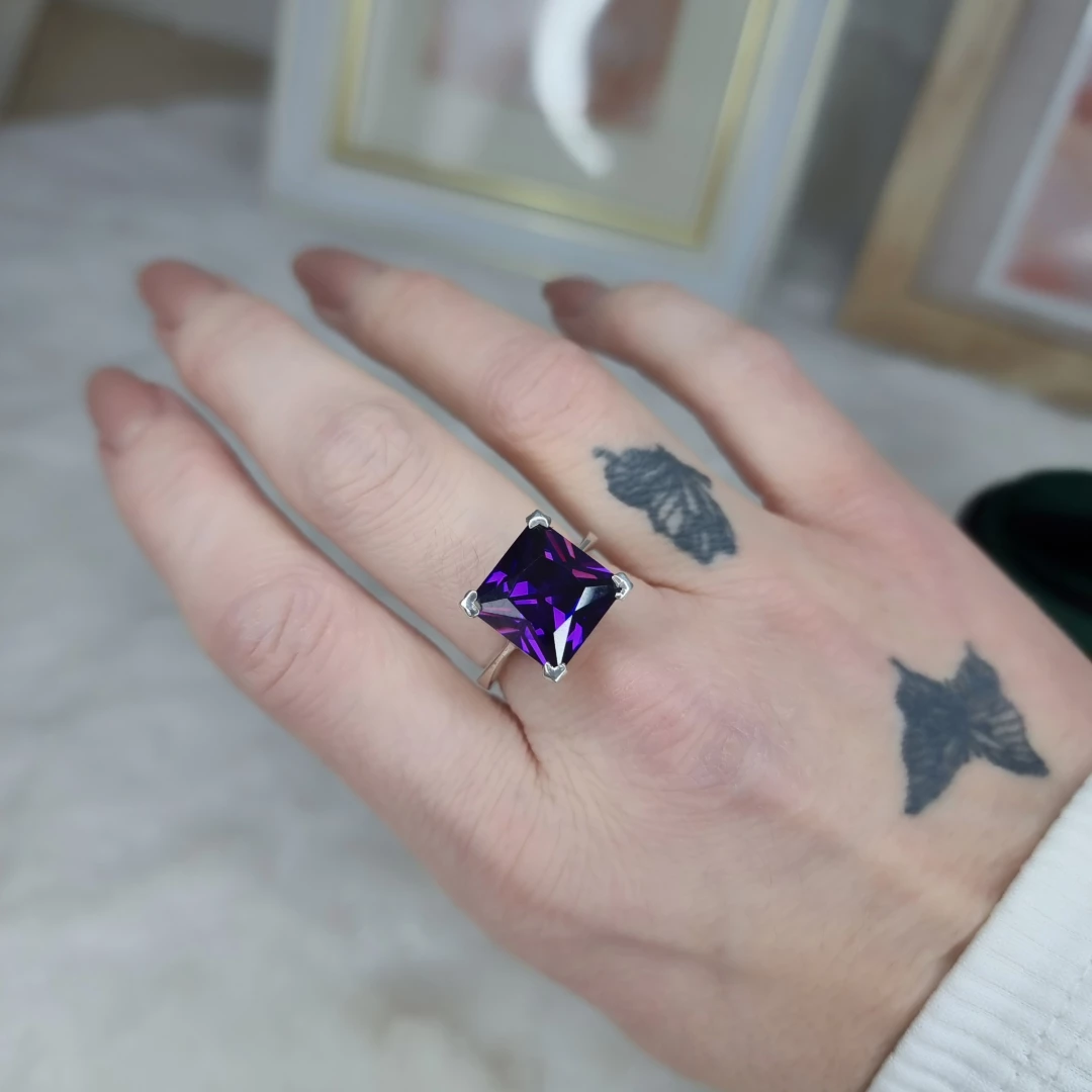 Stříbrný prsten s masivním fialovým zirkonem