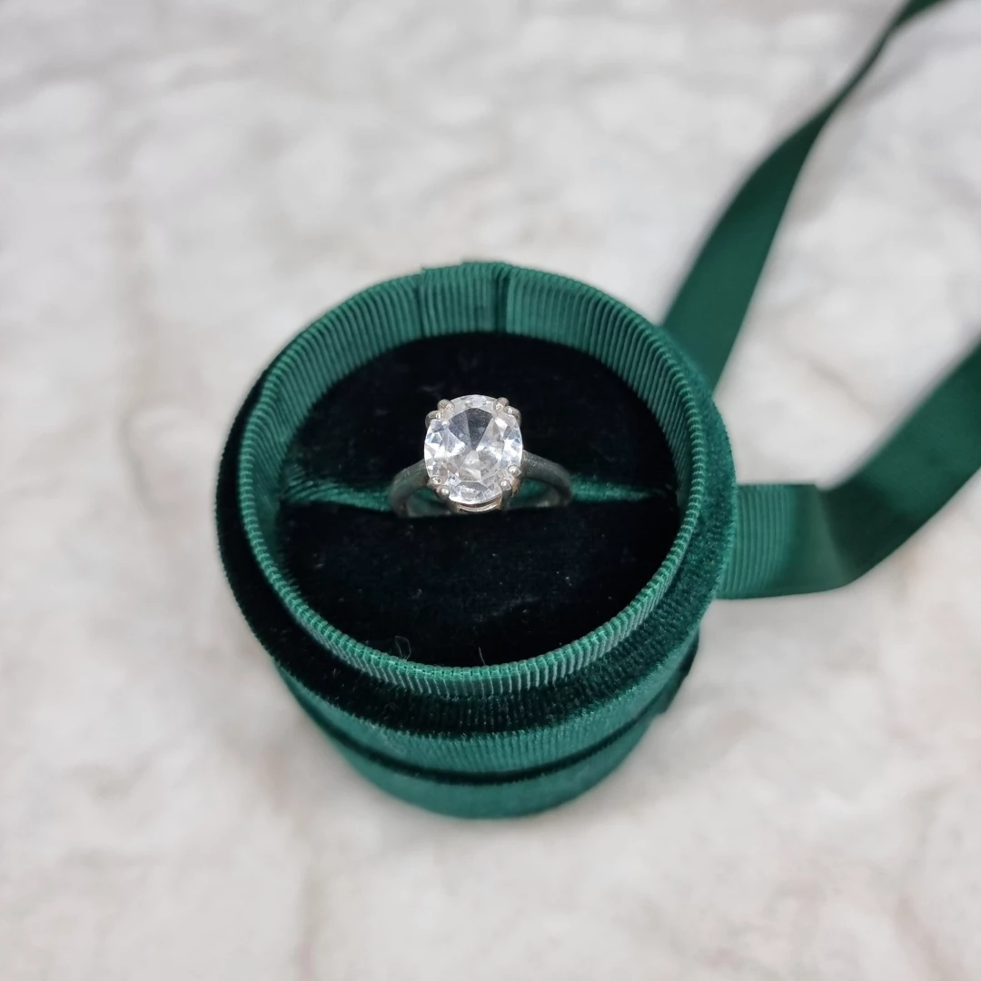 Stříbrný prsten s masivním oválným zirkonem