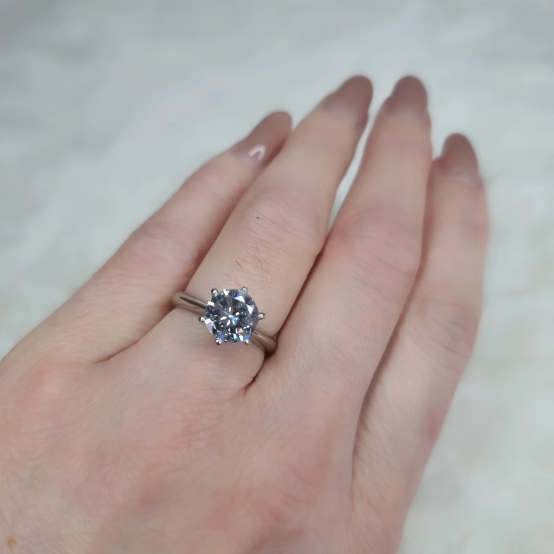 Stříbrný prsten s masivním zirkonem