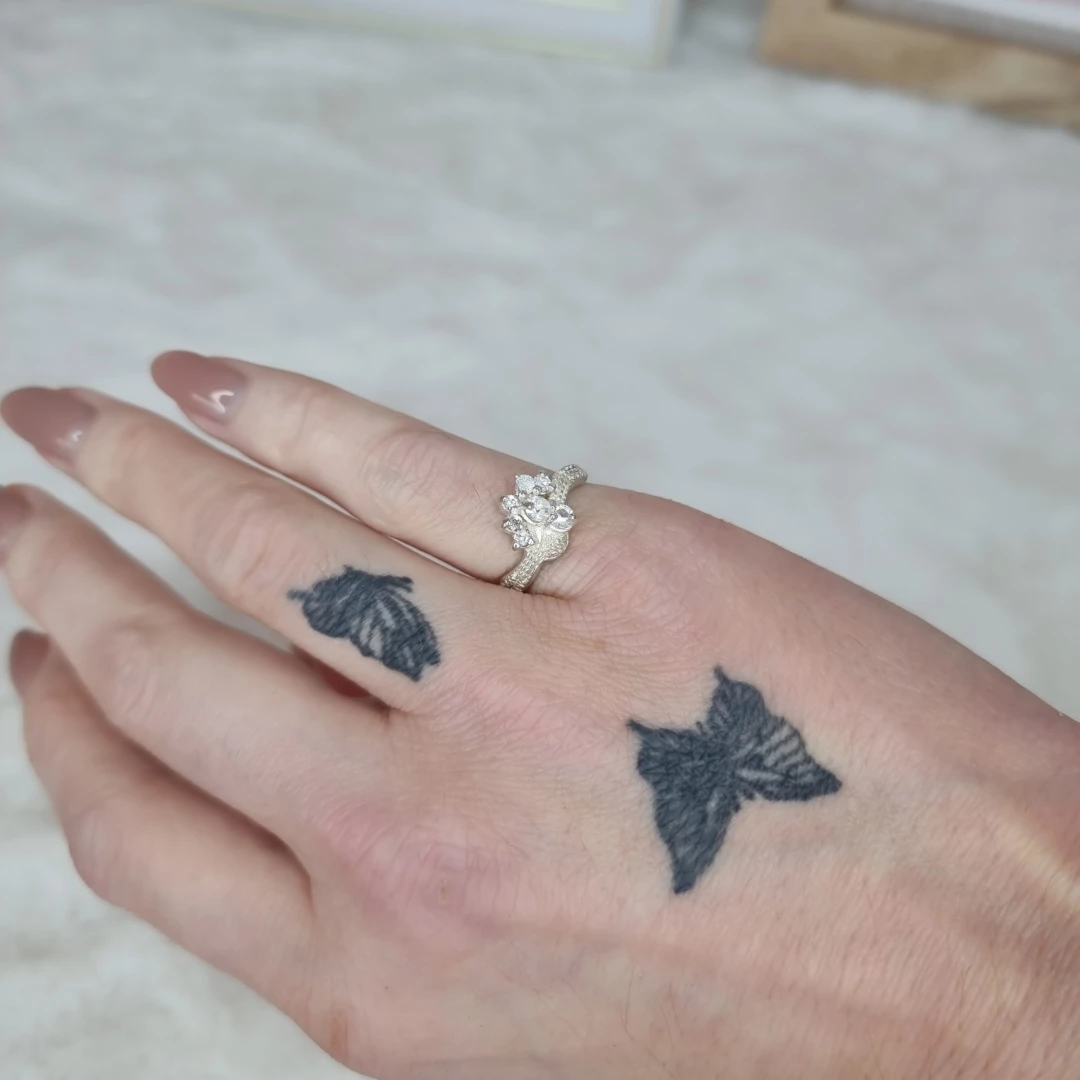 Stříbrný prsten s motivem korunky se zirkony