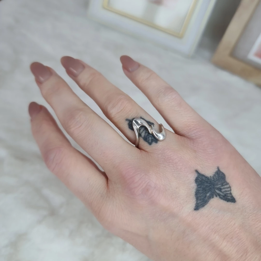 Stříbrný prsten s motivem vlnky