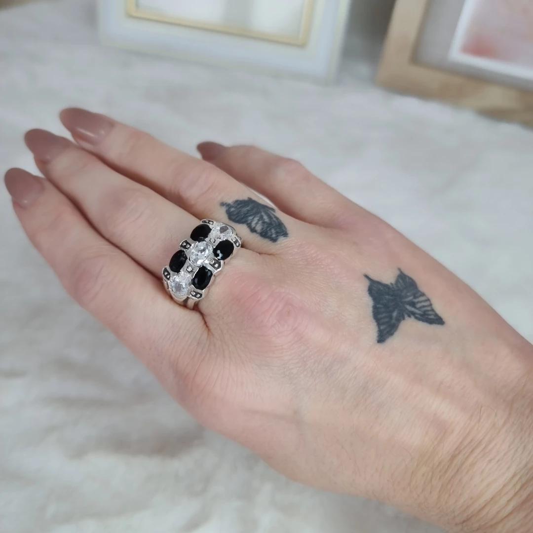 Stříbrný prsten s onyxem a zirkony