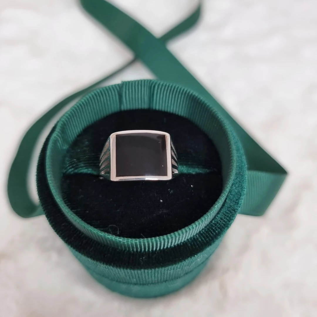 Stříbrný prsten s černým onyxem
