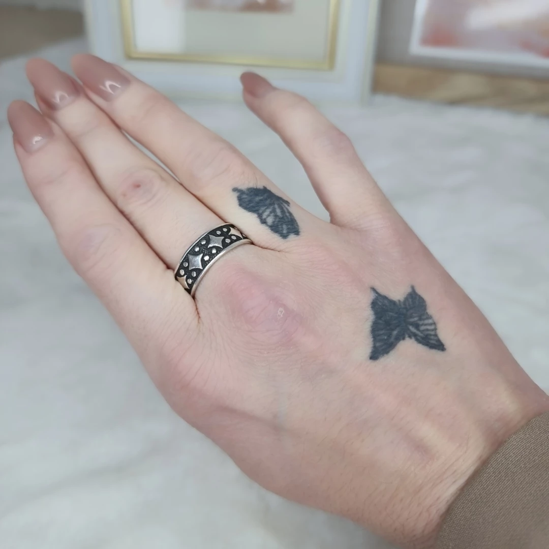 Stříbrný prsten s patinou a hvězdami