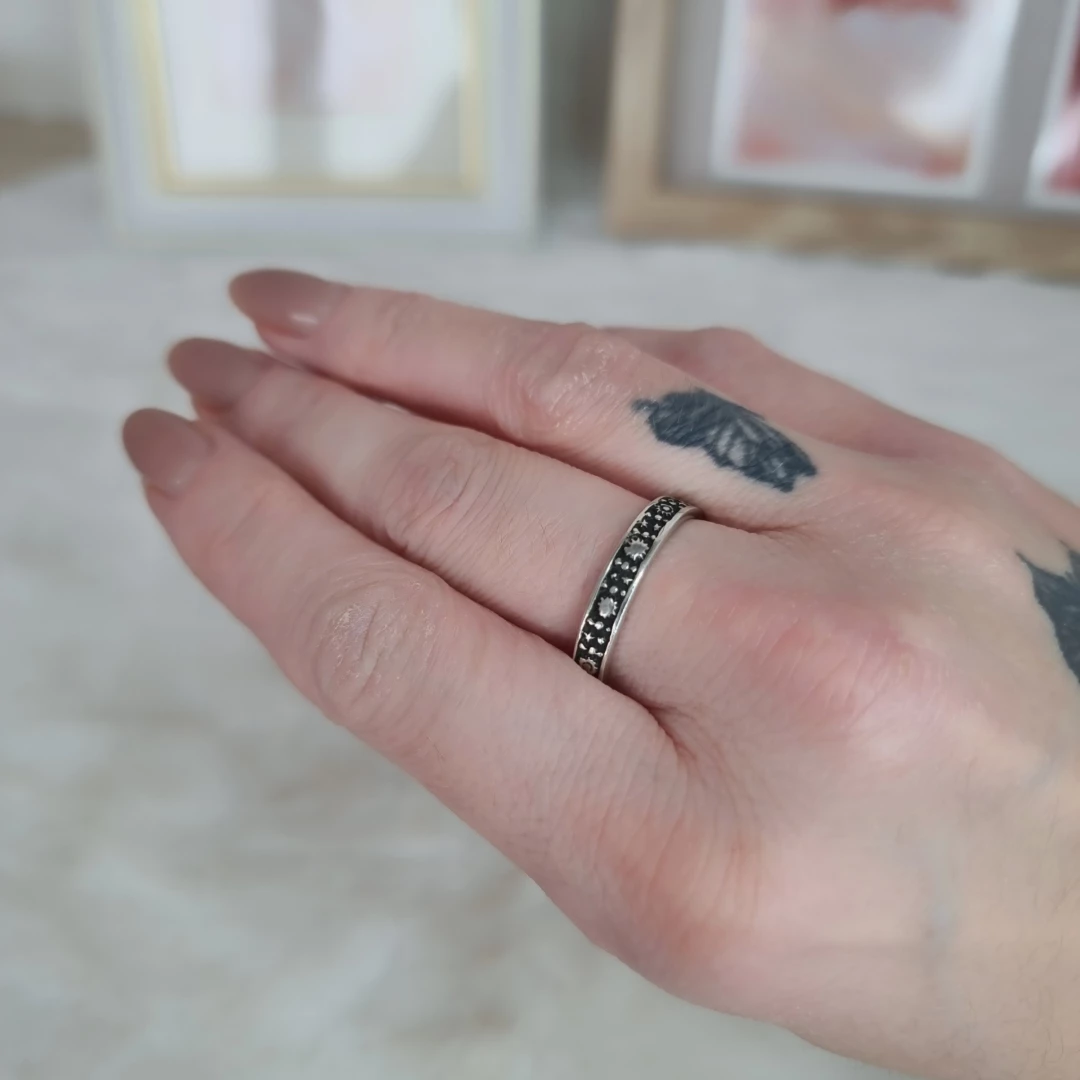 Stříbrný prsten s patinou