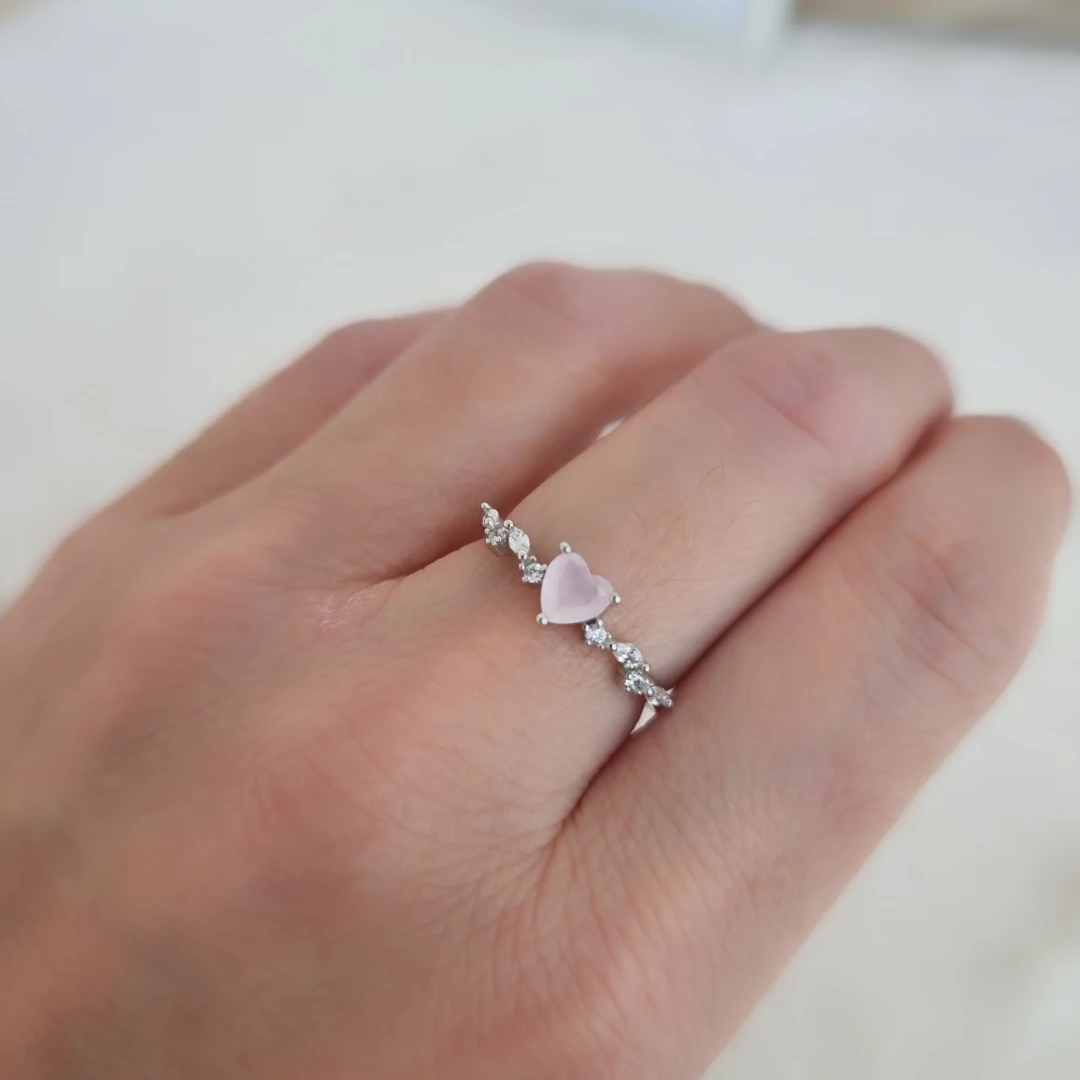 Stříbrný prsten se zirkonovým srdíčkem Romance