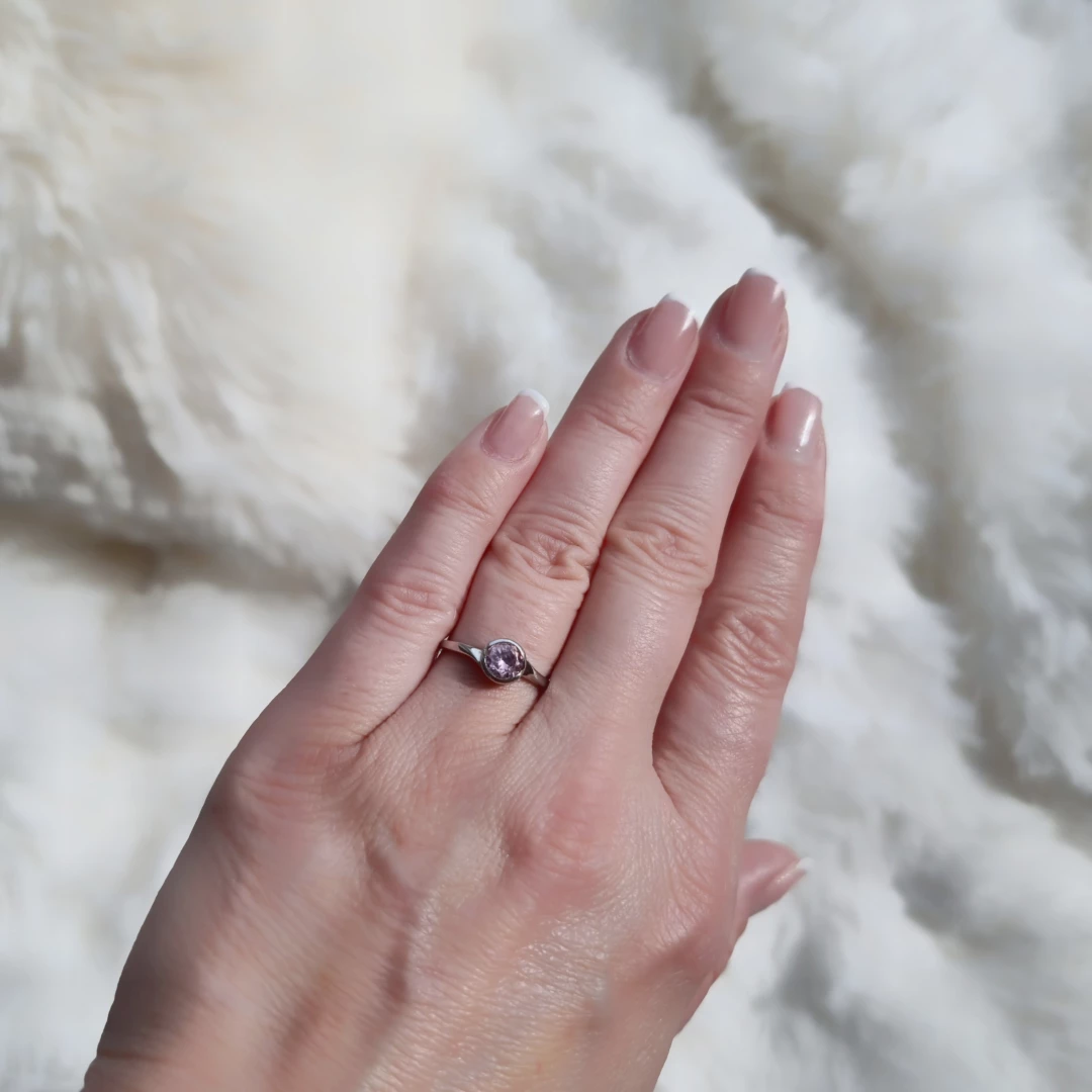 Stříbrný prsten s růžovým zirkonem Panter