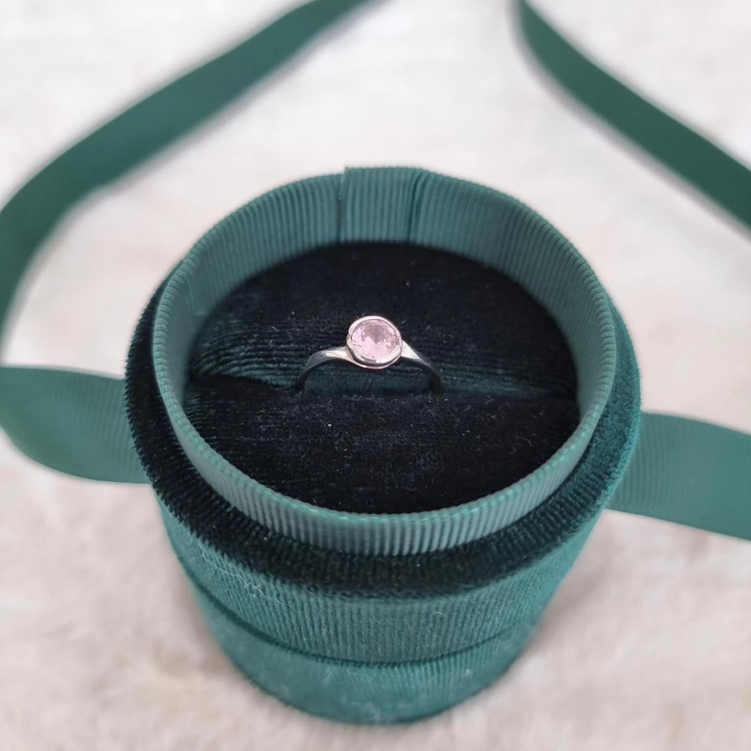 Stříbrný prsten s růžovým zirkonem Panter