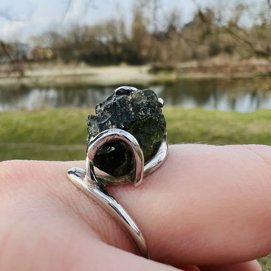 Stříbrný prsten vltavín vel. 59, 4,4 g