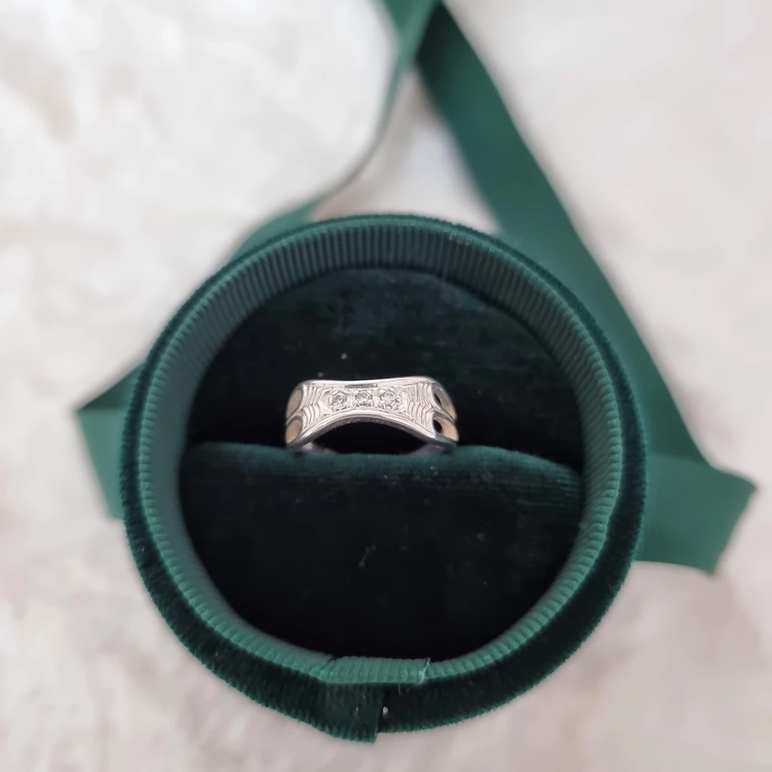 Stříbrný prsten se zdobením a zirkony