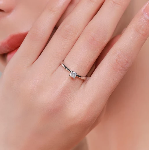 Stříbrný prsten s třpytivým zirkonkem