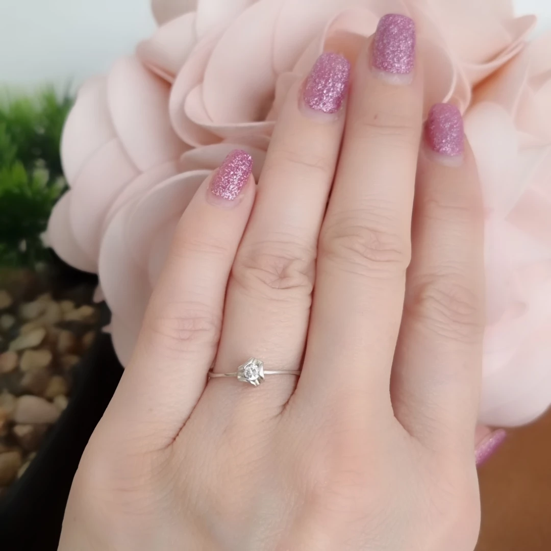Stříbrný prsten se zirkonem Flower