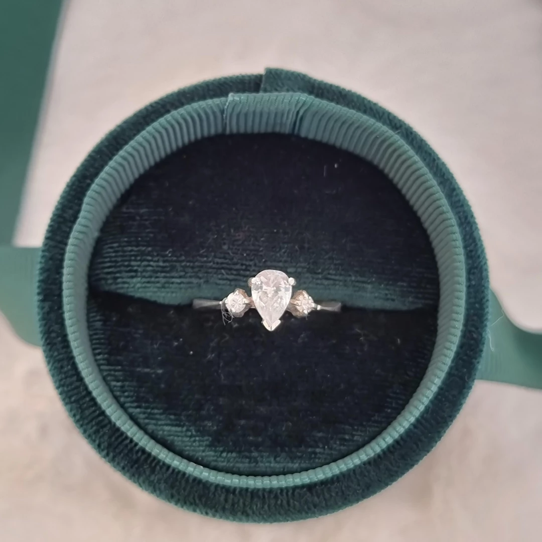 Stříbrný prsten  ve tvaru kapky se zirkony.