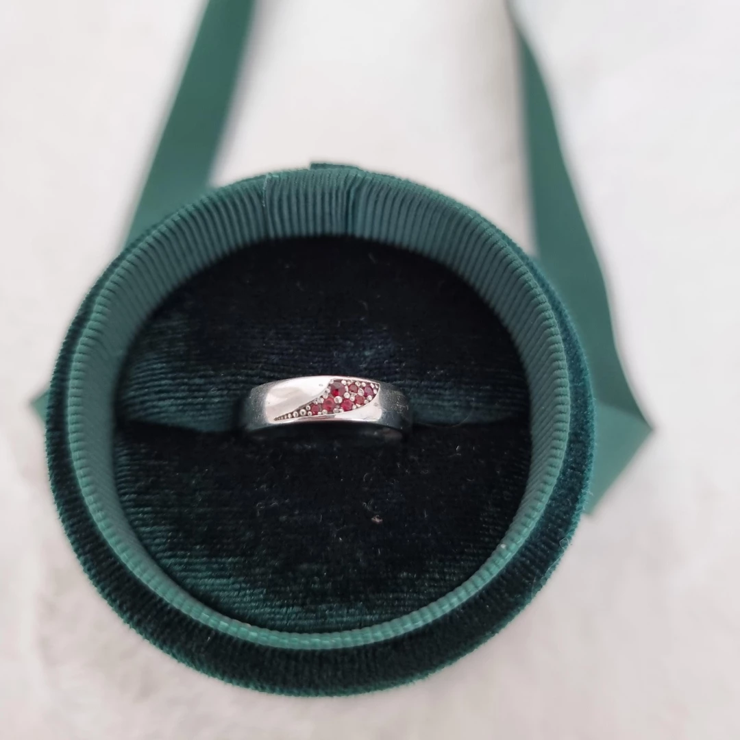 Stříbrný prsten s českým granátem Pretty