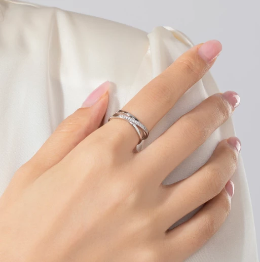 Stříbrný zatočený prsten se zirkony
