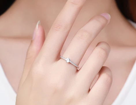 Stříbrný prsten zirkonový